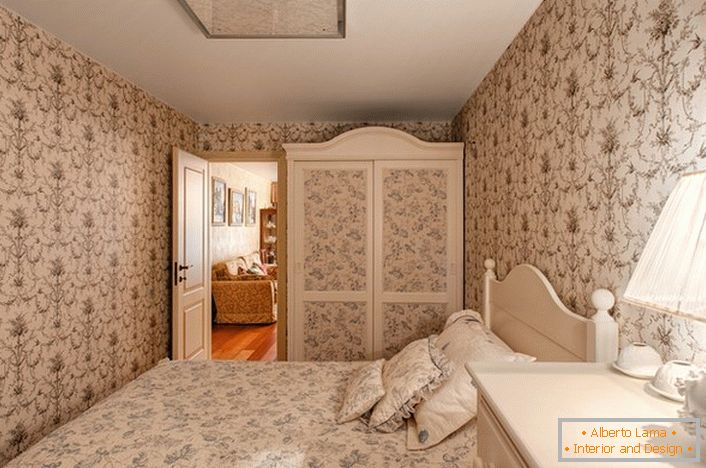 Egy hangulatos vidéki hálószoba egy kis olaszországi házban.