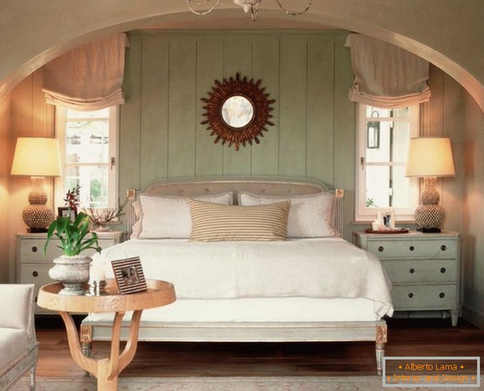 Családi szoba vidéki stílusban. A ház melegét, amennyire lehetséges, egy puha, térfogatú ágy, amelyet párnák borítanak.