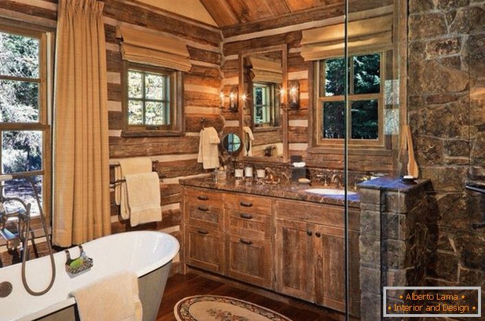 Fürdőszoba vidéki stílusú országban, megfelelően választott bútorokkal. Érdekes tervezési ötlet egy ablak, melynek fából készült váza a fürdő felett.