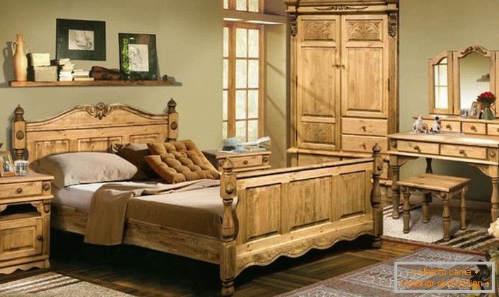 Masszív, fából készült bútorok rusztikus stílusban. A könnyű fából készült fa kényelmet és egyszerűséget biztosít a szobában, a családi kandalló melegét.