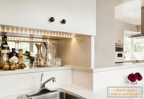 Kiegészítő világítás a konyhában - a konyhai munkaterületet egy LED csíkkal világítja meg