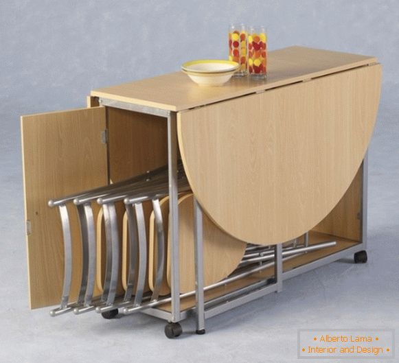 összecsukható asztal és székek