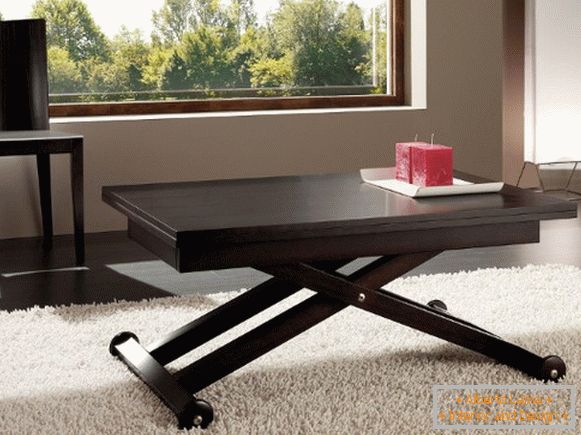 összecsukható barna asztal kereszt lábakkal