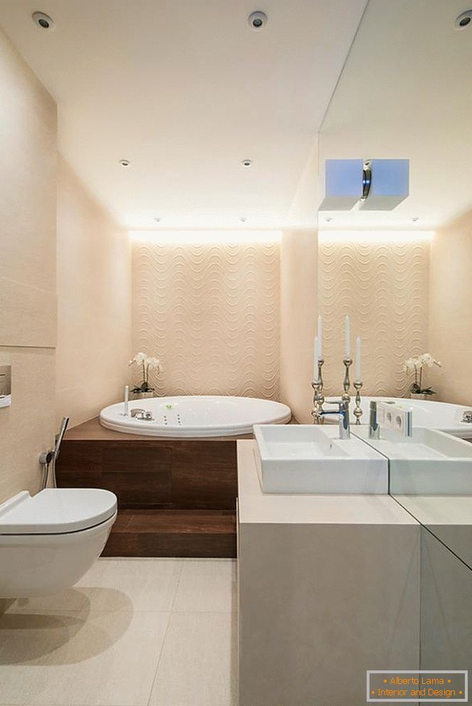 Luxus kerek fürdő a világos fürdőszobában