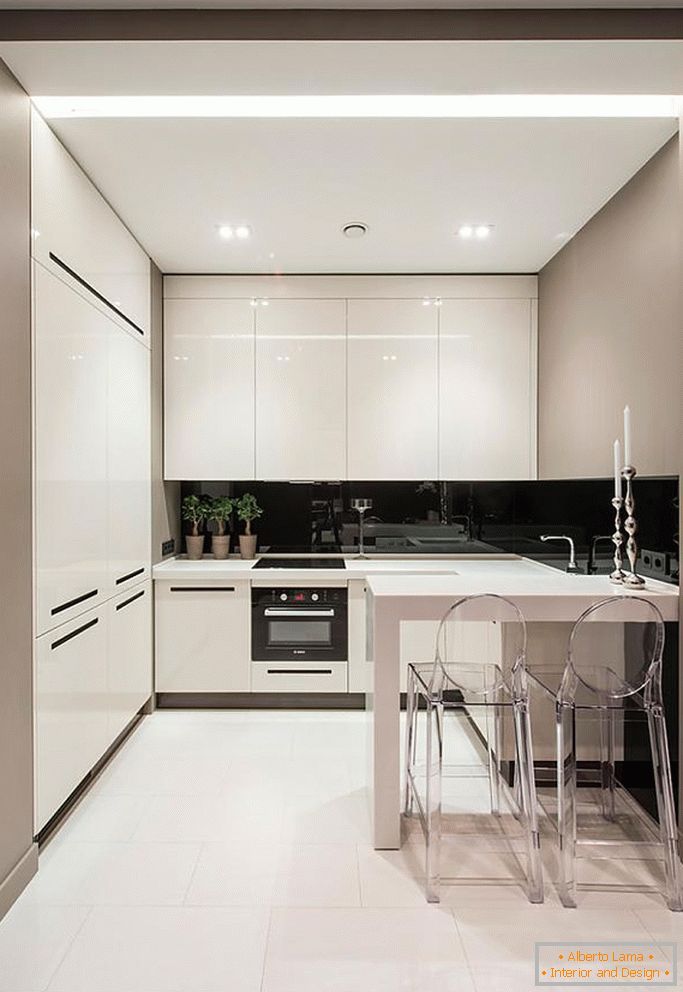 Elegáns fekete-fehér konyha egy kis helyiségben
