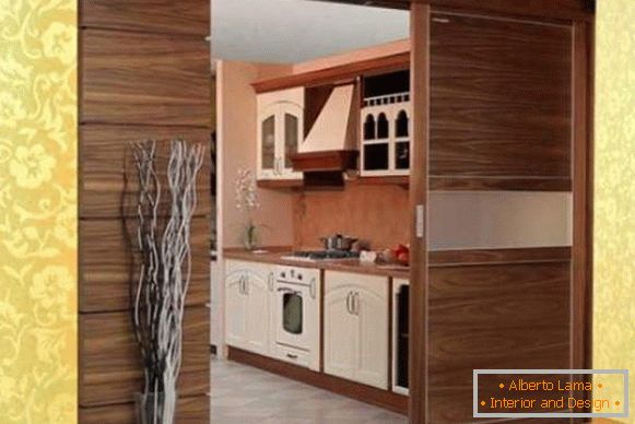 Modern fából készült tolóajtó a konyha számára - fotó a belső térben