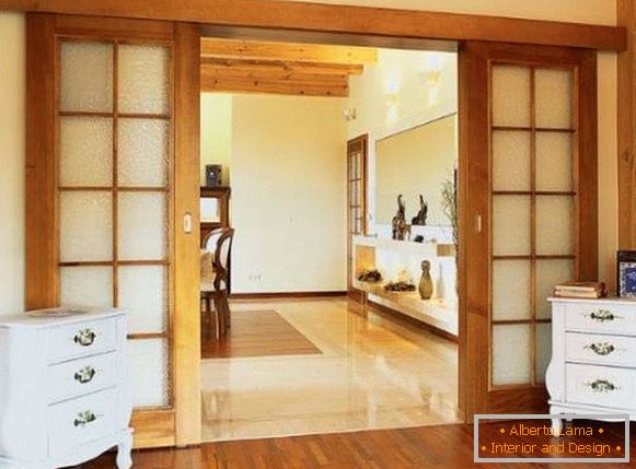 Klasszikus tolóajtó a konyha és a nappali között - fából készült üvegből készült fénykép