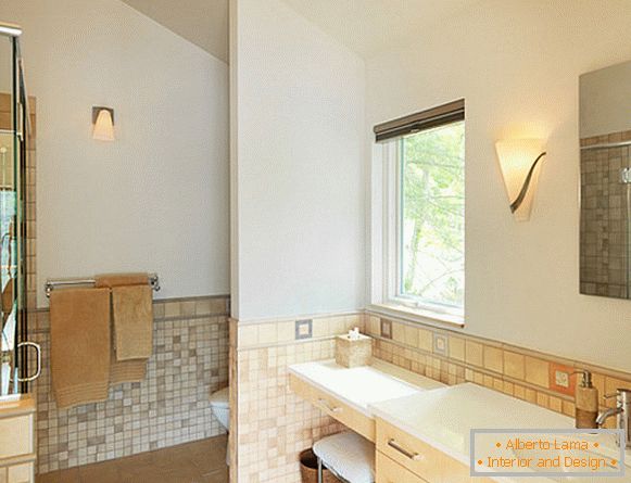 A kis modern fürdőszoba belseje
