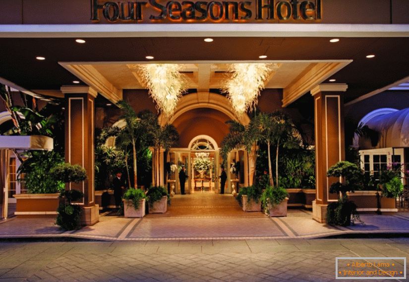 A Four Seasons szálloda homlokzata