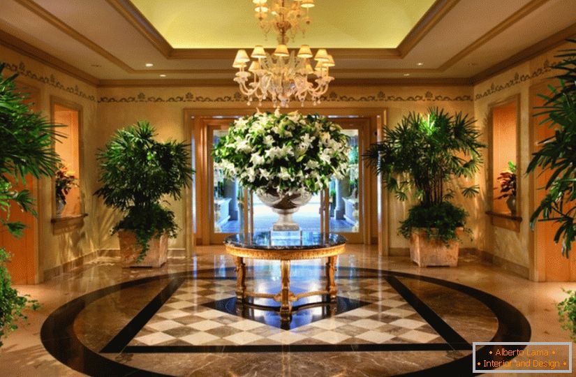 A Four Seasons Hotel fő lobbyja