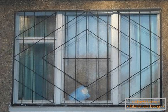 Hegesztett fém rácsok ablakokon - a homlokzatról készült fénykép