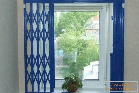 Belső rácsok на окна - раздвижные синего цвета