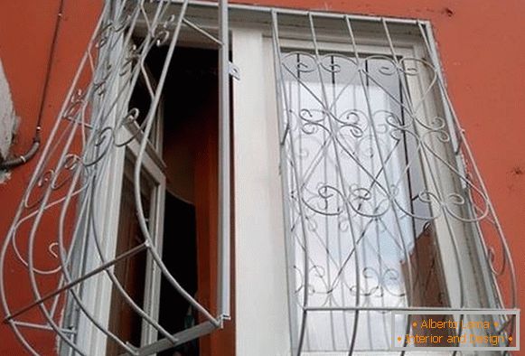 Gyönyörű rácsok lerakása az ablakokon - a ház külső képén