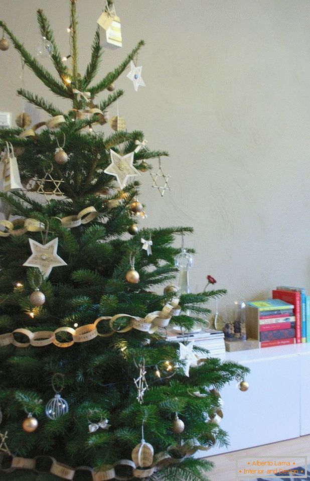 Karácsonyfa díszített házi készítésű játékainkkal