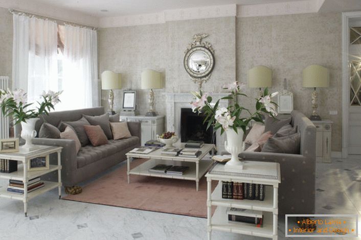 A francia stílusú nappali világos színekkel díszített. A szobában van egy romantikus, hangulatos hangulat.