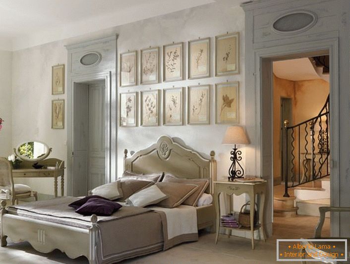 A hagyományoknak megfelelően a francia stílus a hálószobát választották lakonikus könnyű bútorok fa. Érdekes részlet egy kép kollázsa az ágy feje fölött.