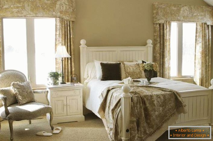 A vendégszobában a romantikus stílus egyedülálló elegancia. A világos bézs színű, fehér bútorokkal kombinált színek gyengédek, kényelmes légkört teremtenek a pihenésre.