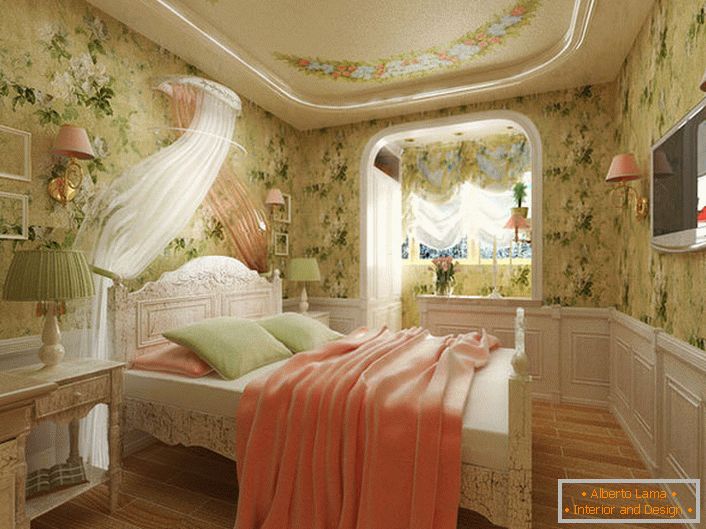 Hálószoba a francia stílusban egy fiatal hölgynek. A szokatlan tervezési szándék figyelemre méltó a falak díszítésére, virágos nyomtatással.