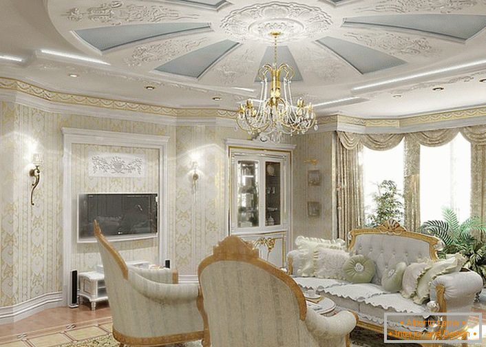 Egy elegáns nappali egy németországi nyugati házban. A kék és fehér finom kombinációja ideális a vendégszobának.