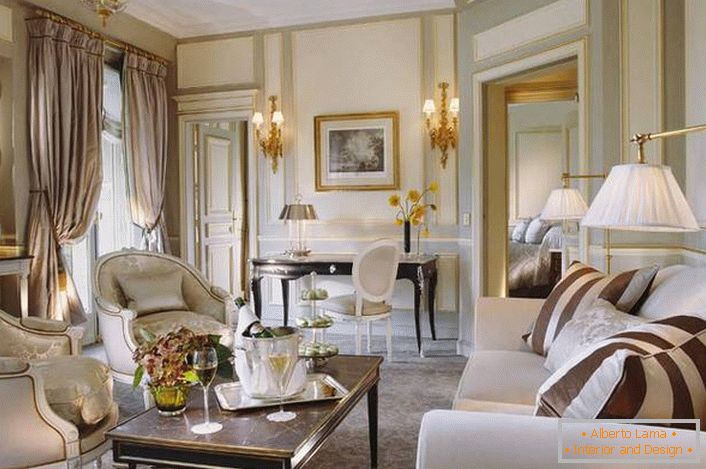 A kis vendégszobát a francia stílus követelményeinek megfelelően tervezték. Jó példa a világításra a nappaliban. 
