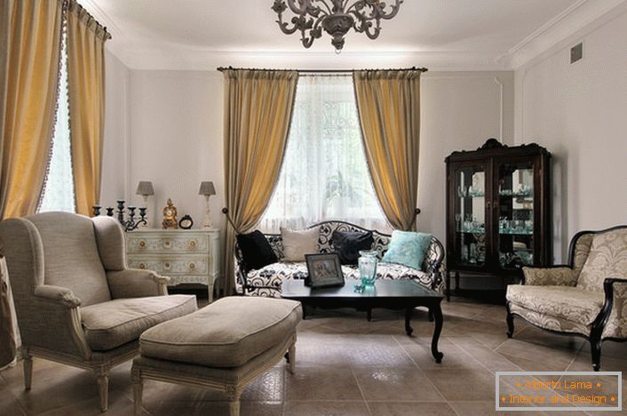 Francia stílus a vendégszoba belsejében nyugodt és elegáns. Az elegáns belső tér sima bútort és megfelelő megvilágítást biztosít.