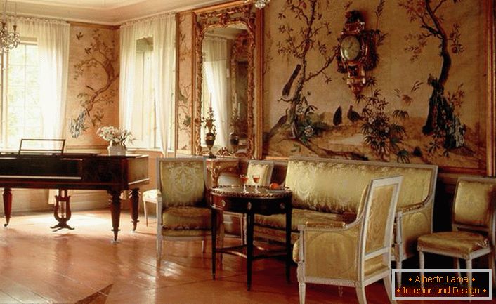 Az Empire stílusú luxus nappali remek díszítésre figyelemre méltó.A ház tulajdonosa valószínűleg szereti a zongorát játszani, ami jól illeszkedik a belső tér teljes képébe. 