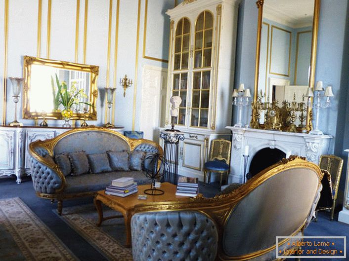 Az Empire stílusú nappali lágy kék színekből készül, amelyek harmonikusan keverednek a dekor arany elemeivel. A keretes tükrök és a faragott bútorelemek egységes stílusban készülnek.