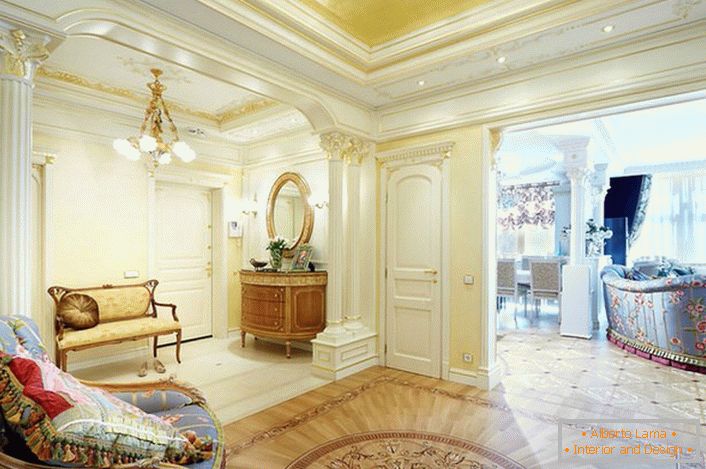 Királyi apartmanok Empire stílusban egy közönséges moszkvai lakásban.