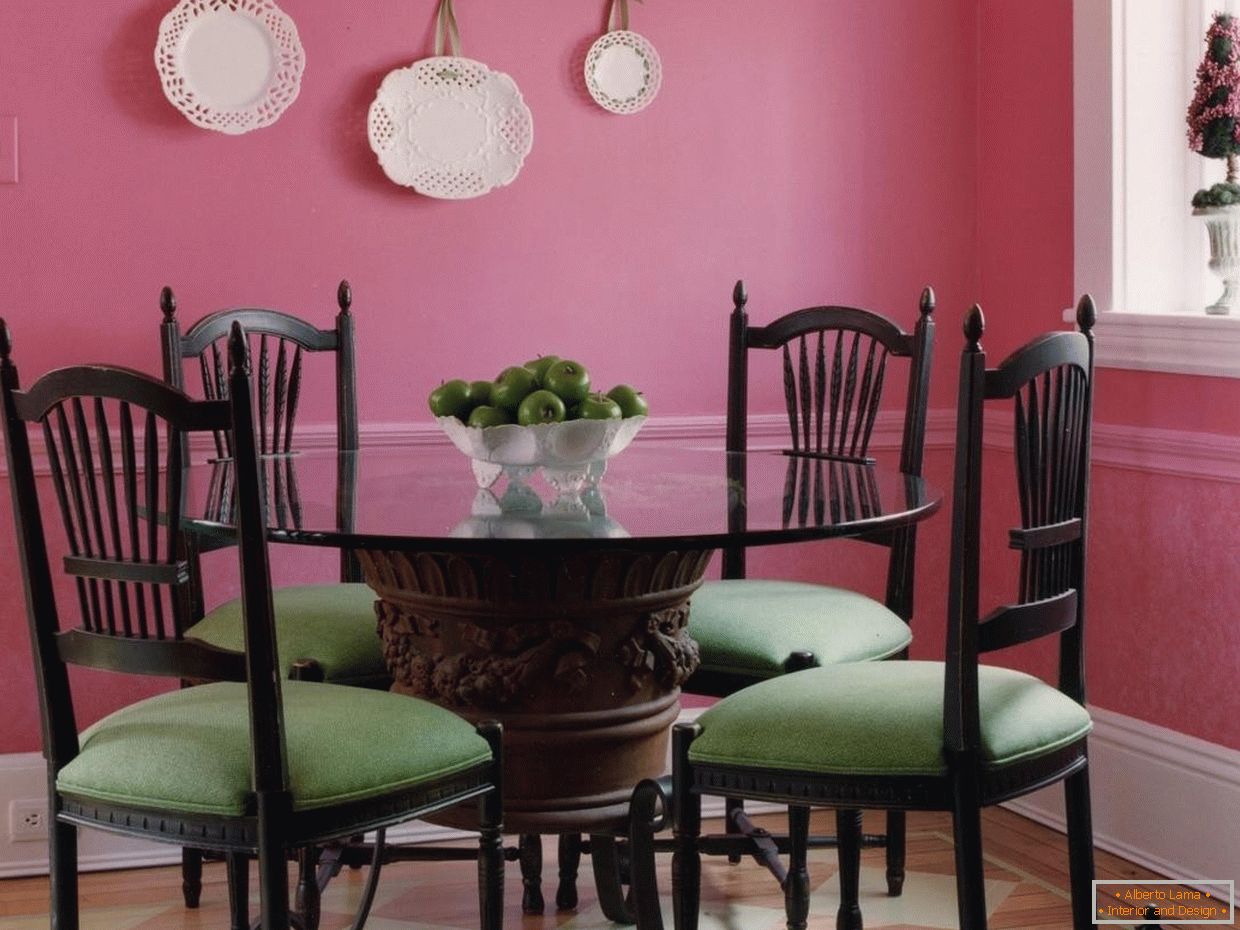 A zöld székek kombinációja egy rózsaszín étkezőben