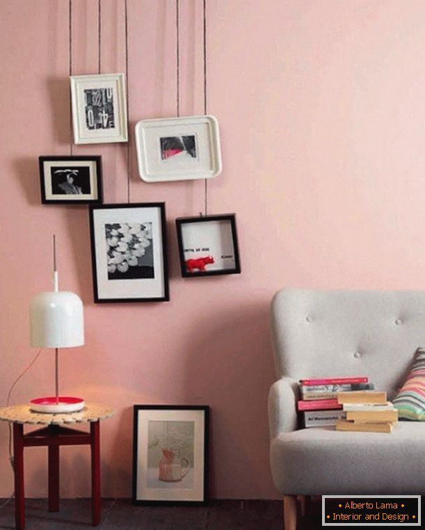 Szürke kanapé egy rózsaszín háttér