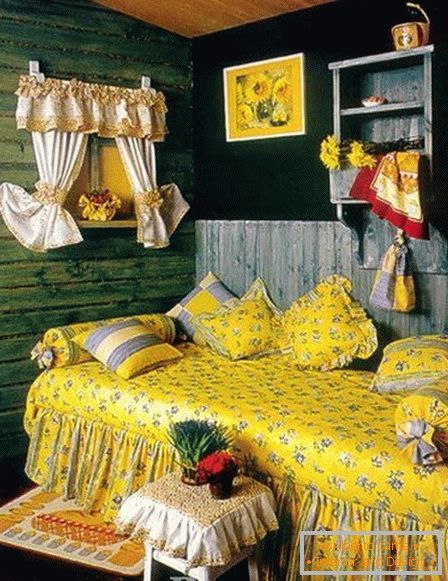 Hálószoba textil dekorációval az orosz designhoz