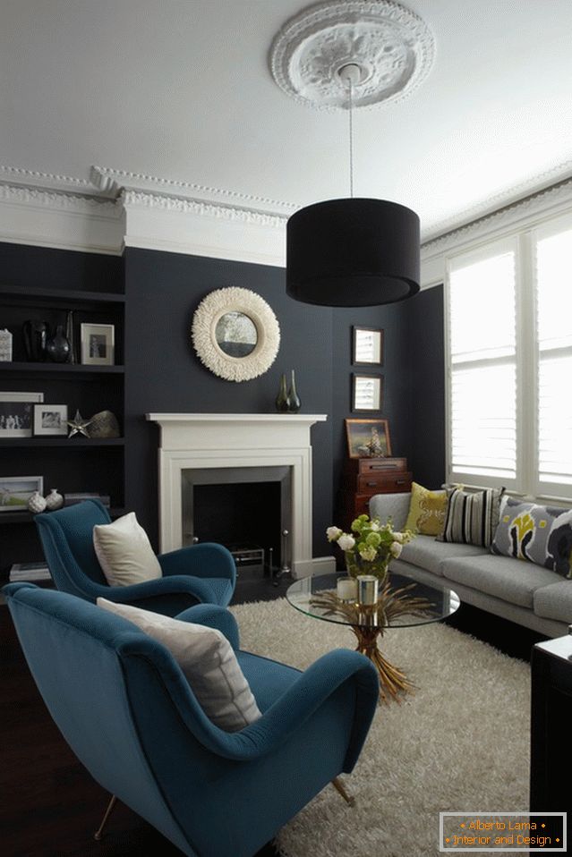 Fekete szín a modern nappali belsejében