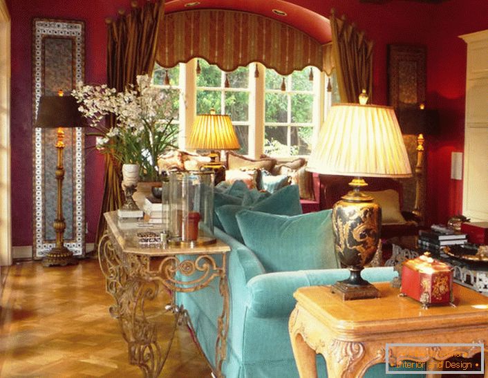 Intim sarok egy hölgynek. A boudoir lehetővé teszi egy csodálatos szoba tulajdonosa számára, hogy inkontinencia legyen a színek palettáján és a helyzet túltelítettségében. 