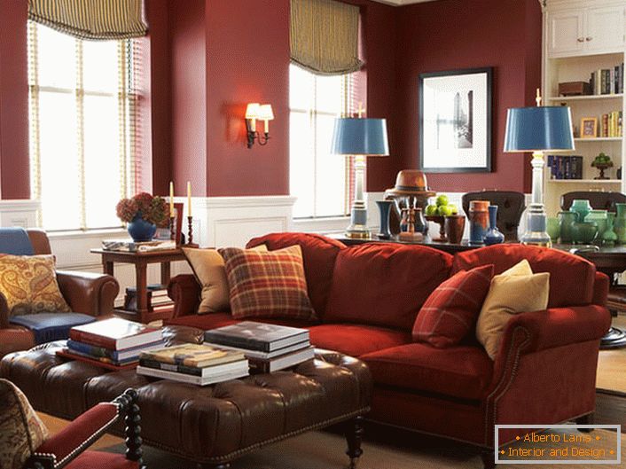 Elegáns bútorok egy tágas nappaliban. Csodálatos harmónia a piros a hagyományos angol belső. 
