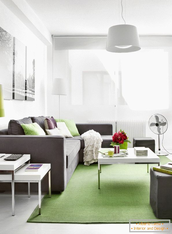 A nappali belseje világoszöld színű ékezetekkel