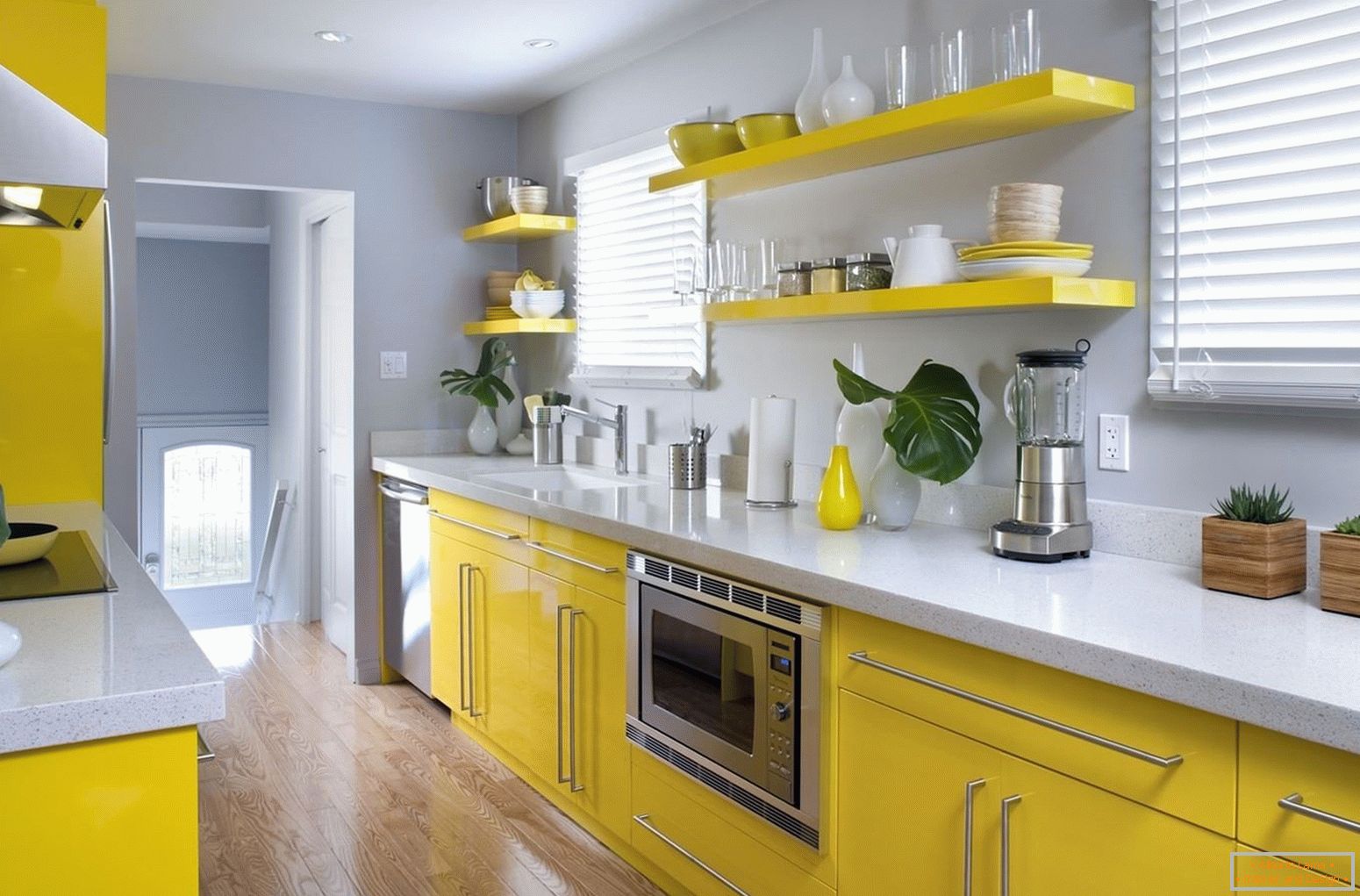 A sárga bútorok és a szürke falak kombinációja a konyhában