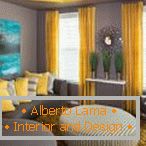 A szürke falak és a sárga függönyök kombinációja a nappaliban