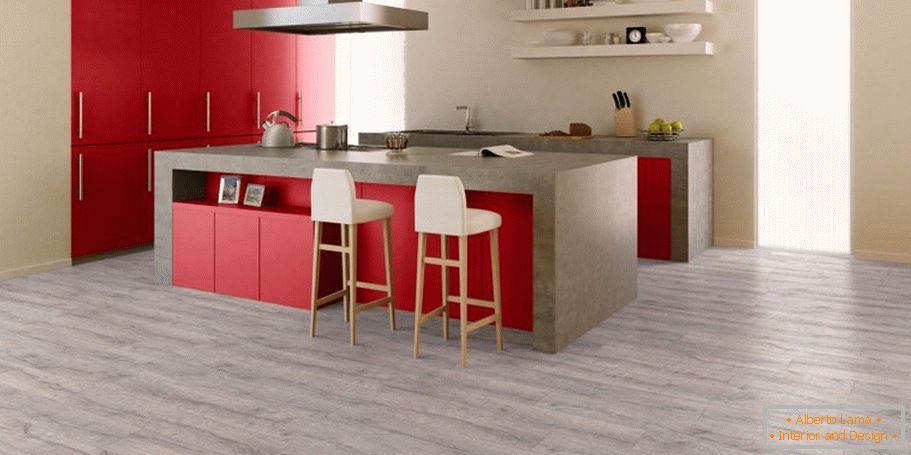 A szürke padló, a bézs falak és a piros bútorok kombinációja a konyhában