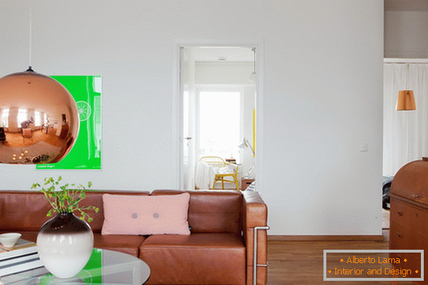Rézszínű lámpa a nappaliban
