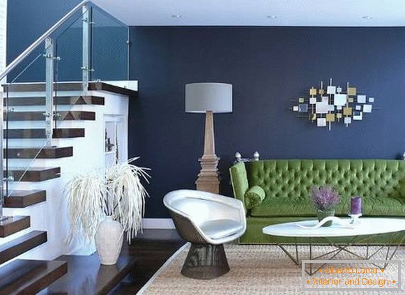 Zöld kanapé és kék falak a nappaliban