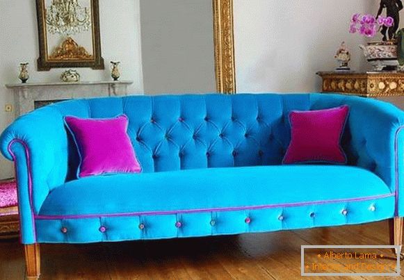 Világos kék, rózsaszín kanapé a nappaliban