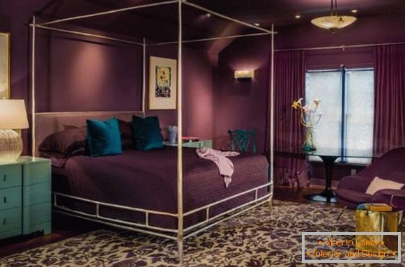 Hálószobai design lila tónusokkal - fényes dekorációval
