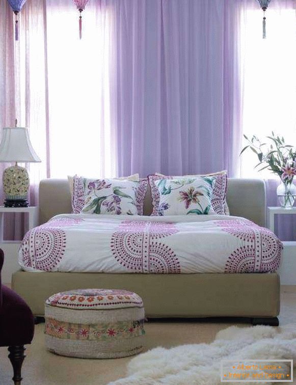 Átlátszó lila függönyök a hálószobában - fotó a belső térben