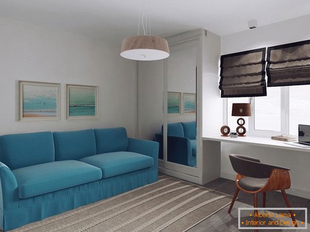 Világos kék kanapé a kis nappaliban