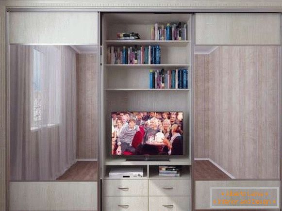 A hálószobában a tévékészülék alatti szegélykarnisas szekrény - a minták képe