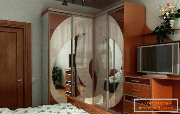 Gyönyörű hálószoba szekrény alvás - kép a sarok modell TV-vel