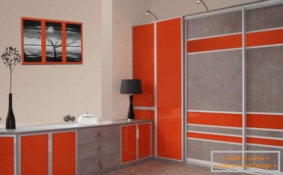 Beépített szekrény a hálószobában - piros és szürke képek