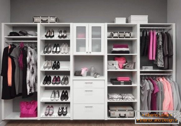 A ruhásszekrény belső töltése a hálószobában - фото гардеробной девушки