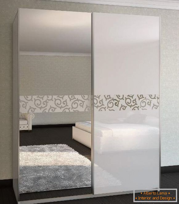 Modern coupé szekrények - fotó kialakítás a hálószobában tükörrel