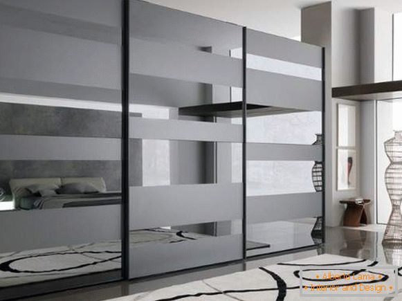 A szekrény ötlete a hálószobában - modern design tükörrel